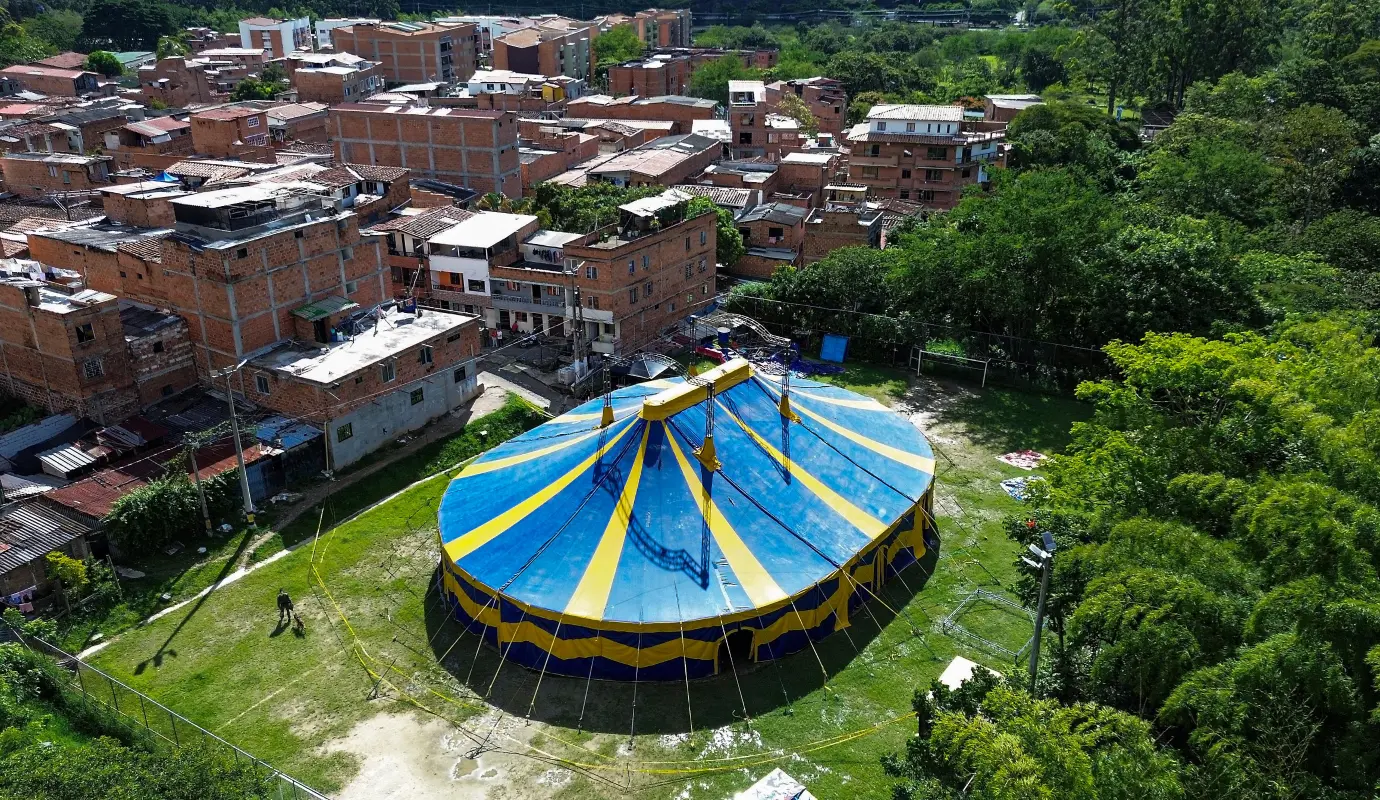 La carpa del Circo Colombia N 7 ha estado en diferentes municipios de Chocó, Córdoba y Antioquia. Luego de esta temporada, los soldados tendrán vacaciones. Foto: Manuel Saldarriaga Quintero.