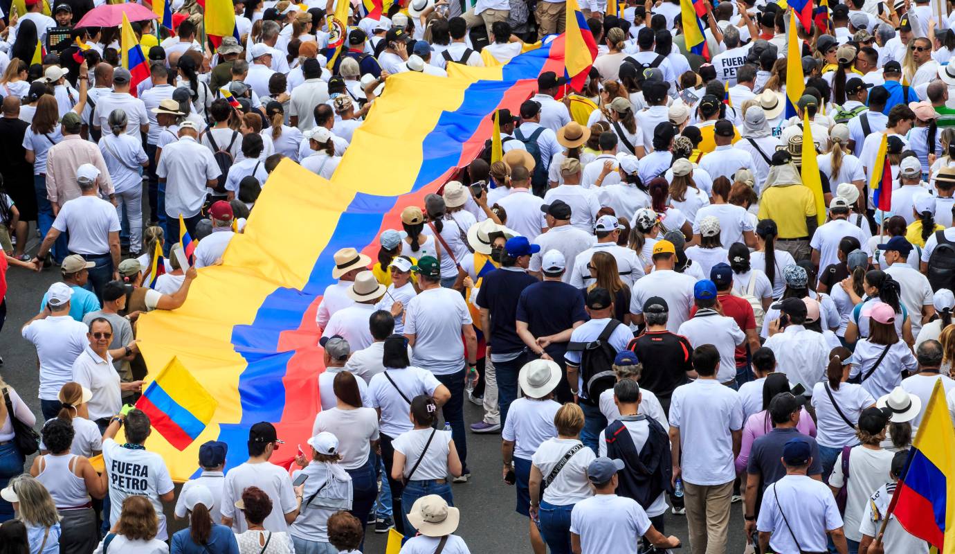 La manifestación finalizó hacia el mediodía en el sector de La Alpujarra, donde una leve lluvia comenzó a caer, lo que llevó a la gradual dispersión de los participantes. Foto: Camilo Suárez Echeverry