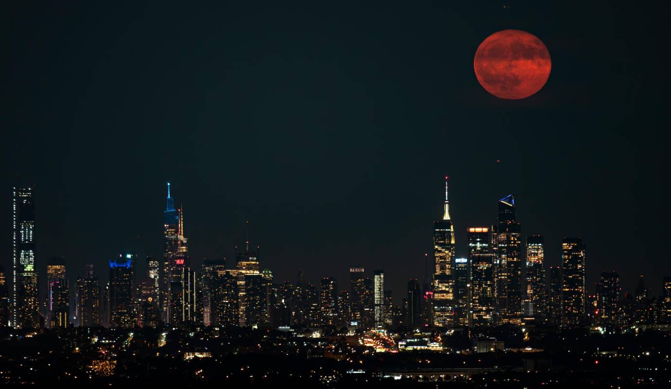 New York. Esta luna llena ocurre generalmente en julio y es conocida por su brillo intenso y su presencia dominante en el cielo. Foto: GETTY