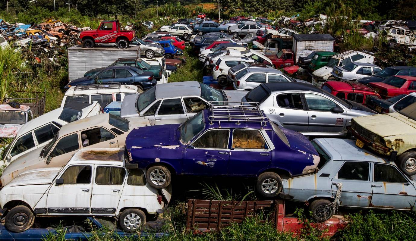 La Secretaría de Movilidad de Medellín no tiene a donde llevar un carro más inmovilizado porque el contrato para vender la chatarra está intervenido por presuntas irregularidades en la Alcaldía de Daniel Quintero. Igual no hay grúas, ni ‘azules’. Foto: Julio Cesar Herrera.