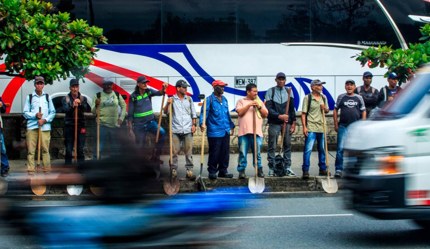 Su día a día está marcado por la espera, la competencia y la incertidumbre. No saben cuándo llegará su turno, ni cuánto pagarán por el trabajo, ni si tendrán suficiente para cubrir sus necesidades básicas. Foto: Camilo Suárez Echeverry