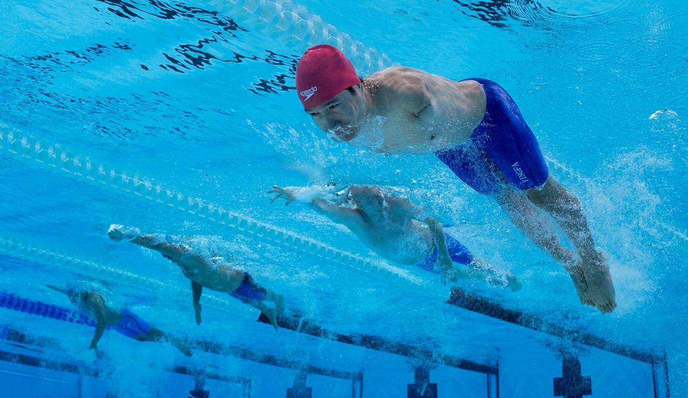 Muhammad Nur Syaiful Zulkafli de Malasia compite en las eliminatorias de 100 m libre masculino S5 de natación paralímpica en el estadio Paris La Defense Arena, en las afueras de París. Foto: AFP