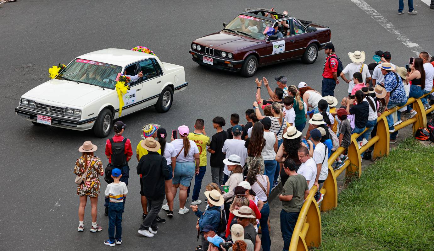 Bajo el lema “Eterna primavera sobre ruedas”, más de 390 vehículos desfilaron ante miles de espectadores que se reunieron para rendir homenaje a los carros familiares que marcaron historia en generaciones pasadas. Foto: Manuel Saldarriaga Quintero.