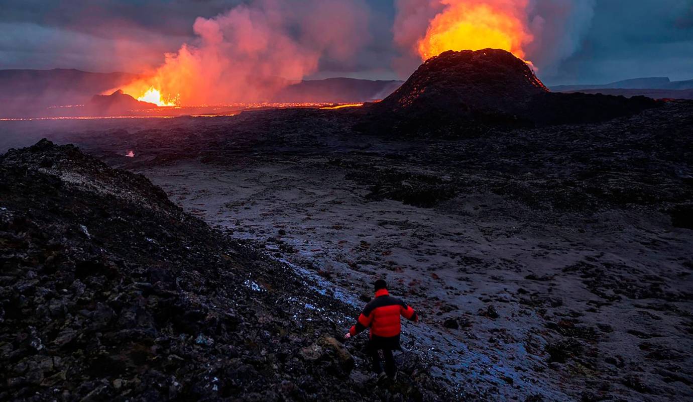 La reciente erupción del volcán Sundhnúkur en la península de Reykjanes subraya la naturaleza impredecible y poderosa de los volcanes islandeses. Foto: GETTY