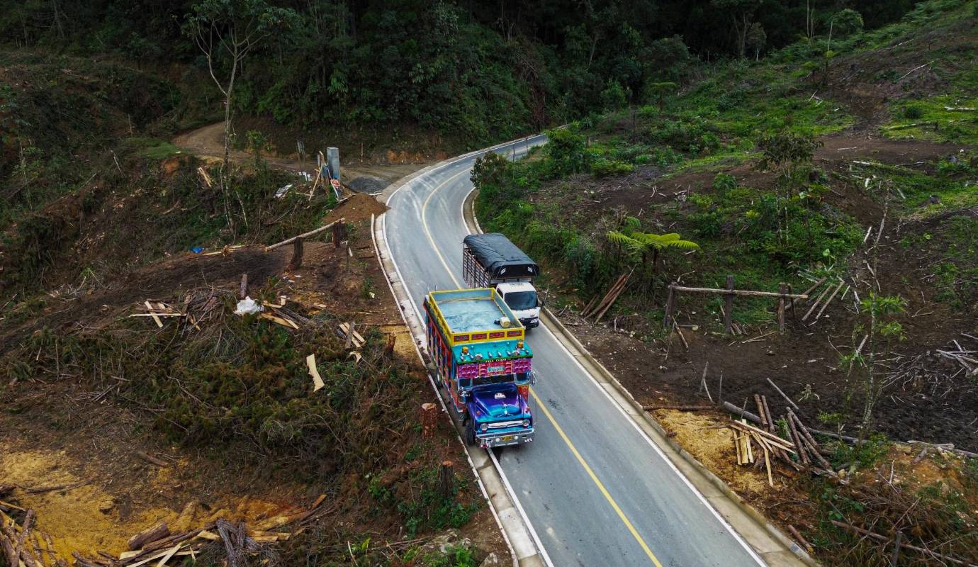 El corredor de 42 kilómetros quedó completamente pavimentado después de acumular durante medio siglo promesas de todo tipo para su terminación. Foto: Manuel Saldarriaga 