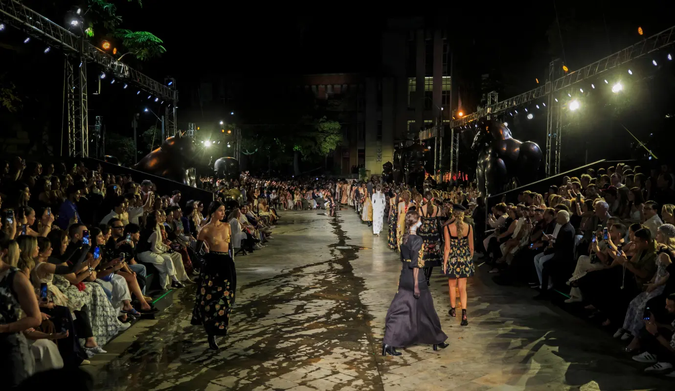 Aquí se vieron vestidos en tonos más oscuros y materiales como la seda y el terciopelo. Foto: Camilo Suárez Echeverry