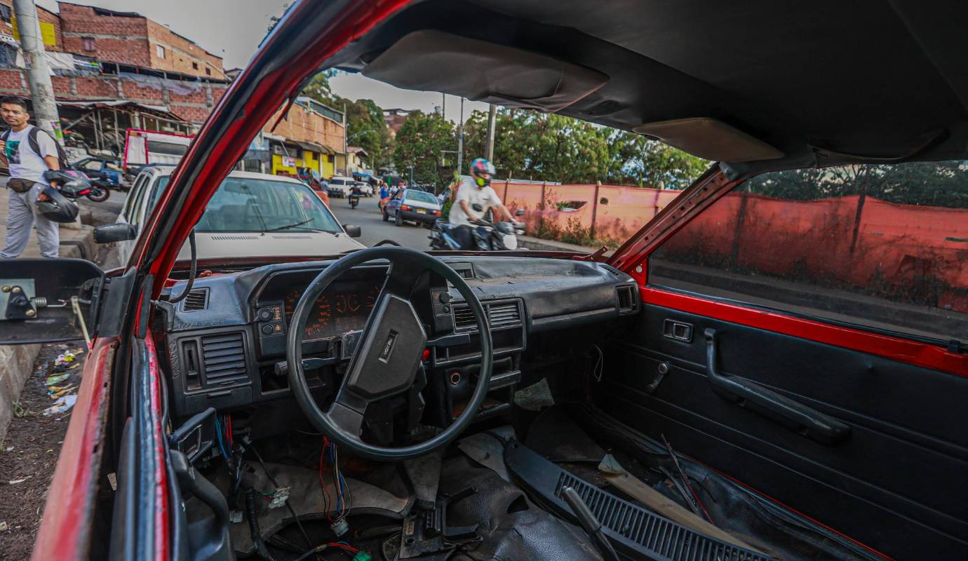 Barrio Moravía. Los propietarios de estos vehículos podrían enfrentar multas y sanciones de transito por infringir normas de mal parqueo e invasión del espacio público Foto: Manuel Saldarriaga Quintero.
