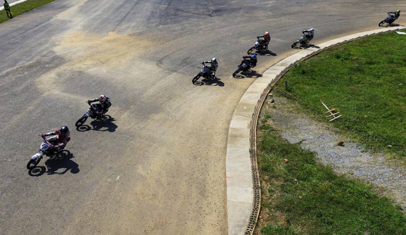 El piloto paisa Tomás Puerta aseguró que para volver a tener un deportista en la élite del motociclismo aún se está lejos, pues en sus 23 años de carrera manifiesta que la crisis económica ha sido una de las razones por las cuales se está distante de ver a un colombiano, incluso suramericanos, competir en las grandes ligas. Foto: Manuel Saldarriaga Quintero.