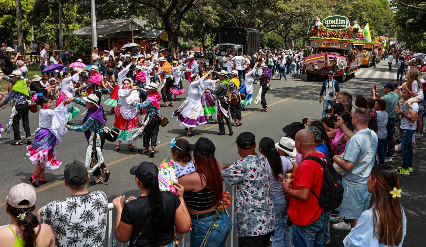 Miles de medellinenses disfrutaron del colorido desfile. Foto: Manuel Saldarriaga Quintero.