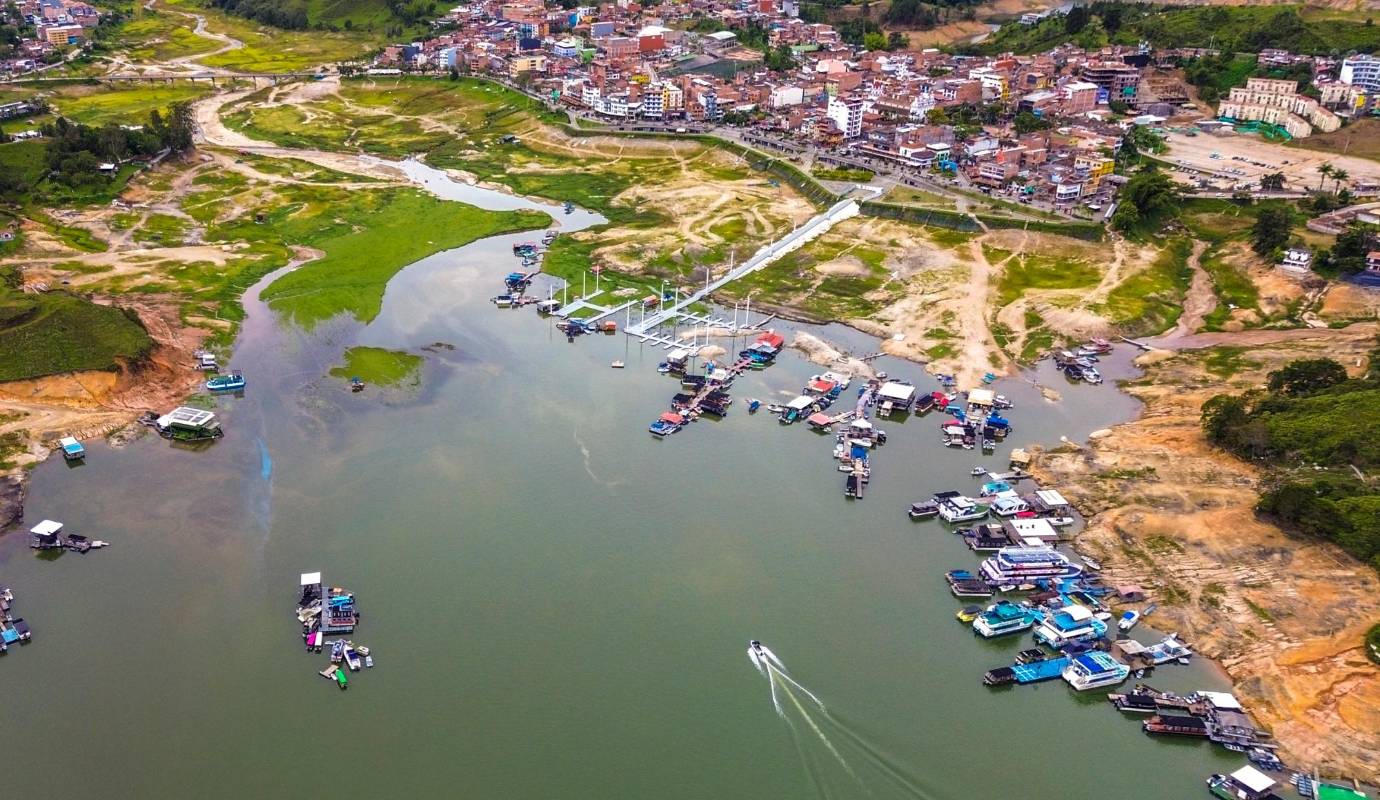 Después de un periodo de sequía que afectó gravemente la región, el embalse de Guatapé ha experimentado un aumento del 6% en su nivel de agua durante el último mes, marcando un renacimiento para este atractiva zona turística de Antioquia. Foto: Camilo Suárez Echeverry