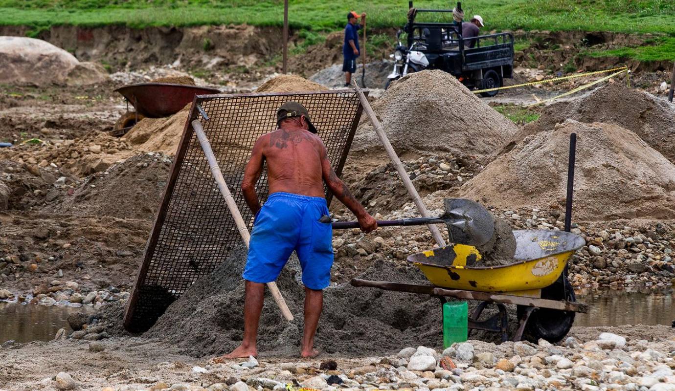 La sequía que azota el embalse ha dejado al descubierto amplias zonas de terreno que antes estaban bajo el agua. Esta situación ha sido aprovechada por algunos areneros, quienes extraen material del embalse para venderlo como material de construcción. Foto: Julio César Herrera