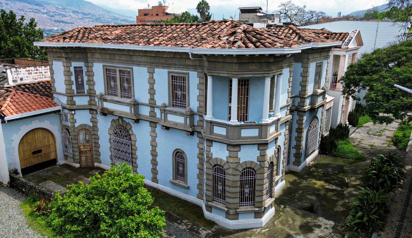 Estas casas patrimoniales convirtieron este sector de la ciudad en un museo al aire libre donde se fusionan diversos estilos arquitectónicos, reflejo de la riqueza cultural de la ciudad. Foto: Manuel Saldarriaga Quintero.