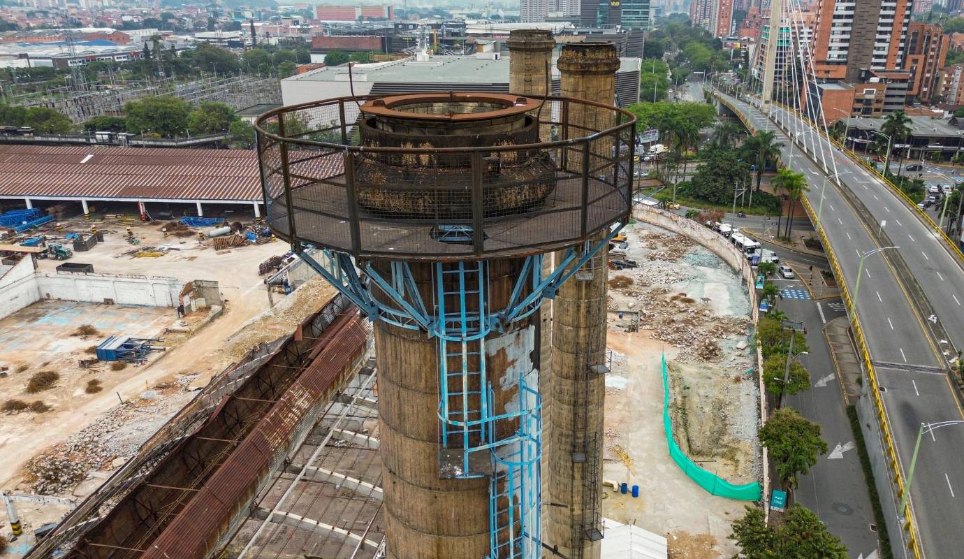 Un gran indicio de que protegerían y conservarían las tres chimeneas de Peldar quedó marcado en el artículo 6 del plan parcial que señaló que esta plazoleta quedaría “vinculada a la contemplación de las chimeneas como hito urbano paisajístico de conservación”. Foto: Manuel Saldarriaga Quintero.