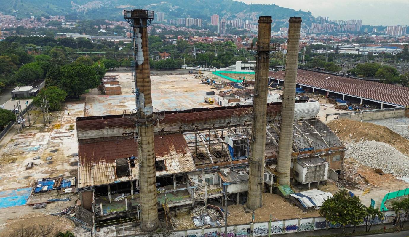 No lo dijo por capricho sino basado en los documentos técnicos que concluyeron que era clave en esa transformación urbana la “integración de la memoria del desarrollo de Envigado como determinante al diseño general, aprovechando las chimeneas como elementos simbólicos e integrando al espacio público a las condiciones espaciales resultantes”. Foto: Manuel Saldarriaga Quintero.