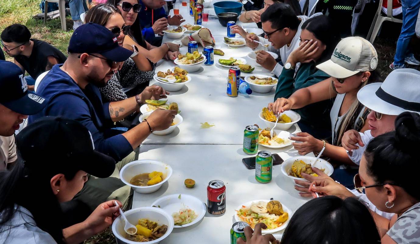 Compartiendo sonrisas y sabores en el festival más esperado de Santa Elena, sancocho para todos los gustos. FOTOS: Jaime Pérez