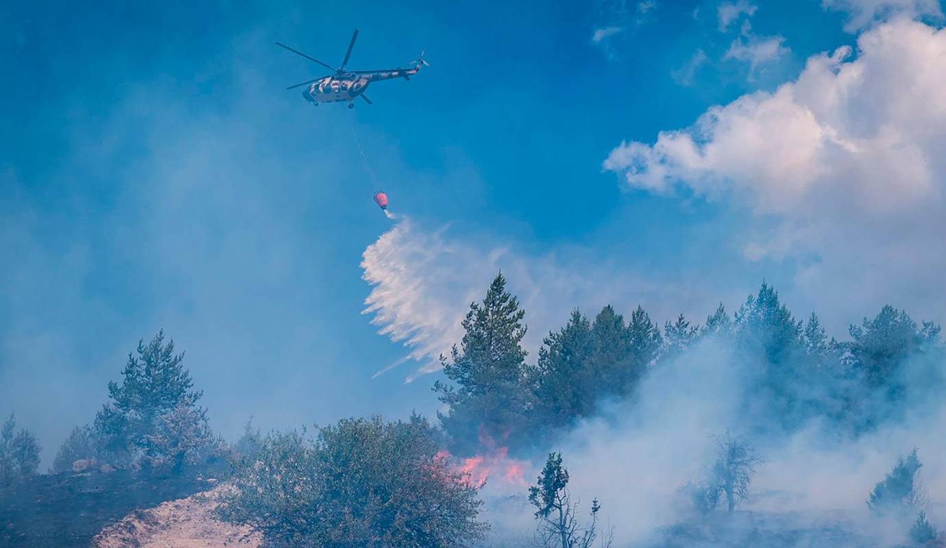 Brigadas de bomberos, apoyadas por helicópteros y aviones, trabajan incansablemente para contener las llamas y evitar que el incendio se propague aún más. Foto GETTY