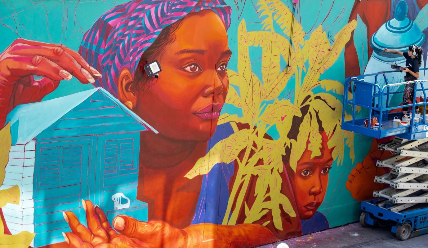 Medellín se convirtió en un gran lienzo al aire libre con la transformación de algunos muros de la ciudad en vibrantes obras de arte. Foto: Jaime Pérez