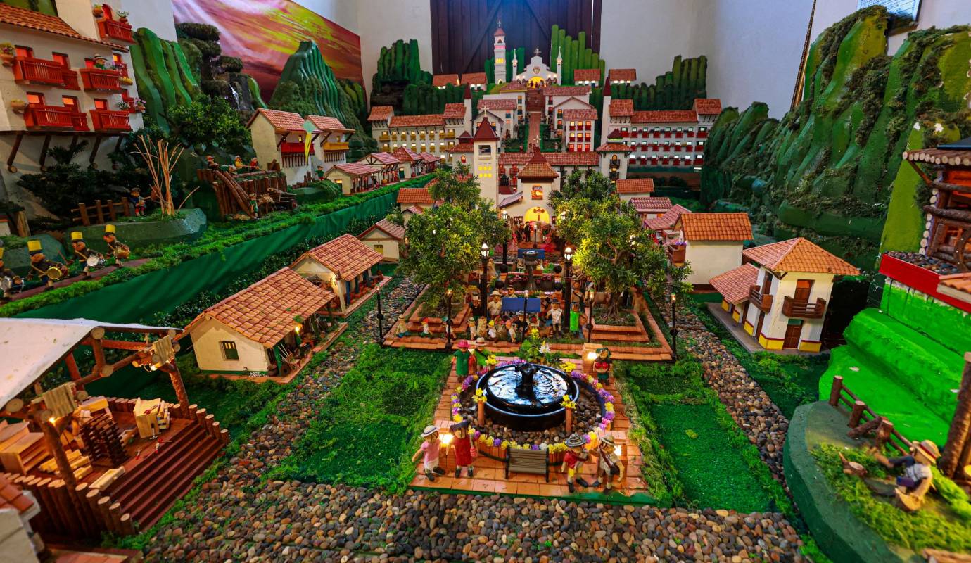 El montaje de esta gigantesca representación navideña es un trabajo que demanda más de un mes de dedicación por parte de decenas de voluntarios y artistas locales. Foto: Manuel Saldarriaga Quintero.