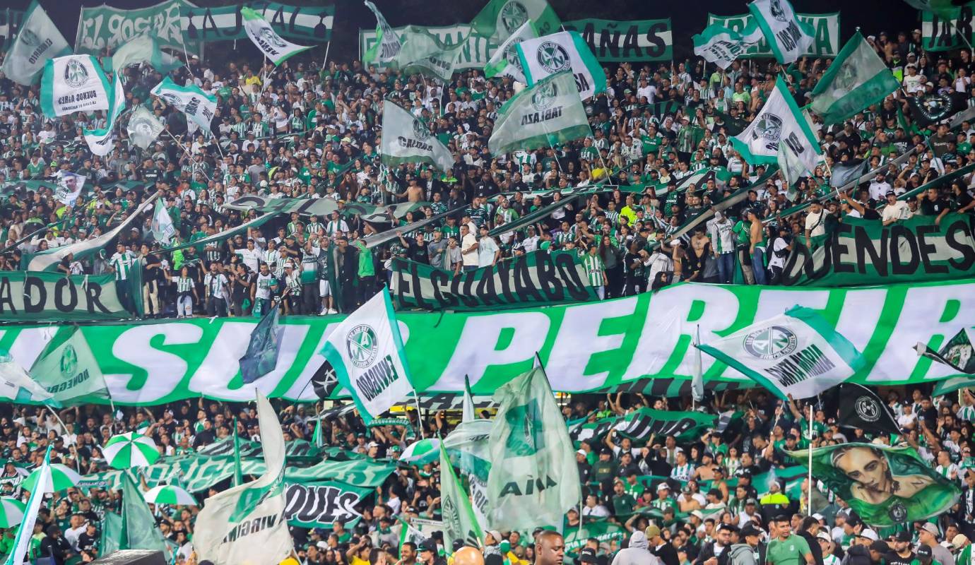 La hinchada verdolaga, fiel y entregada, se dio cita para rendir homenaje a su equipo, que venía de bordar una nueva estrella en su gloriosa historia. Antes del partido contra Deportivo Pereira, la fiesta ya estaba en su punto más alto: los jugadores dieron la vuelta olímpica con los trofeos de Copa, Liga y Superliga en sus manos. Foto: Jaime Pérez
