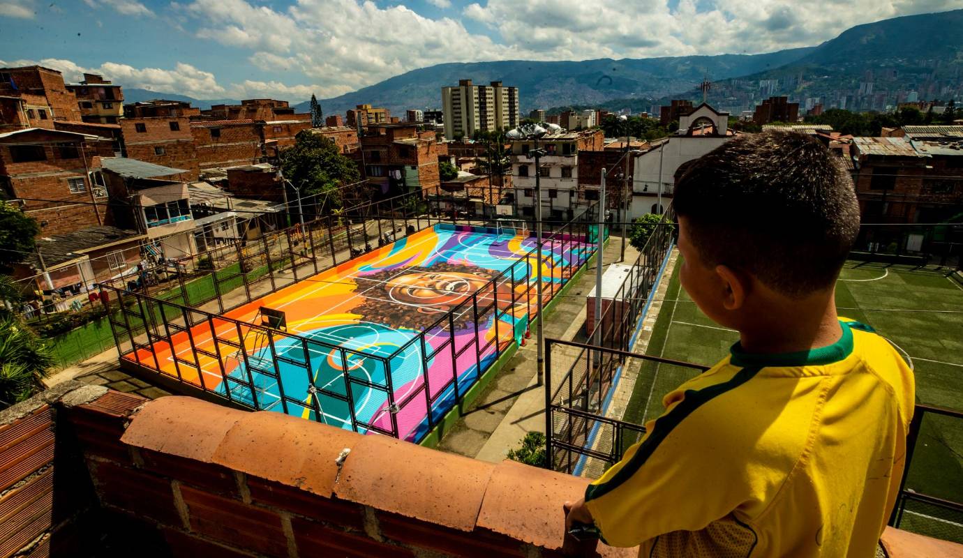 La placa polideportiva tiene 544 mts2, un muro perimetral de 53 mts2 y un muro de fondo de 200 mts2 cuya adecuación e intervención duró una semana. Foto: Camilo Suárez Echeverry