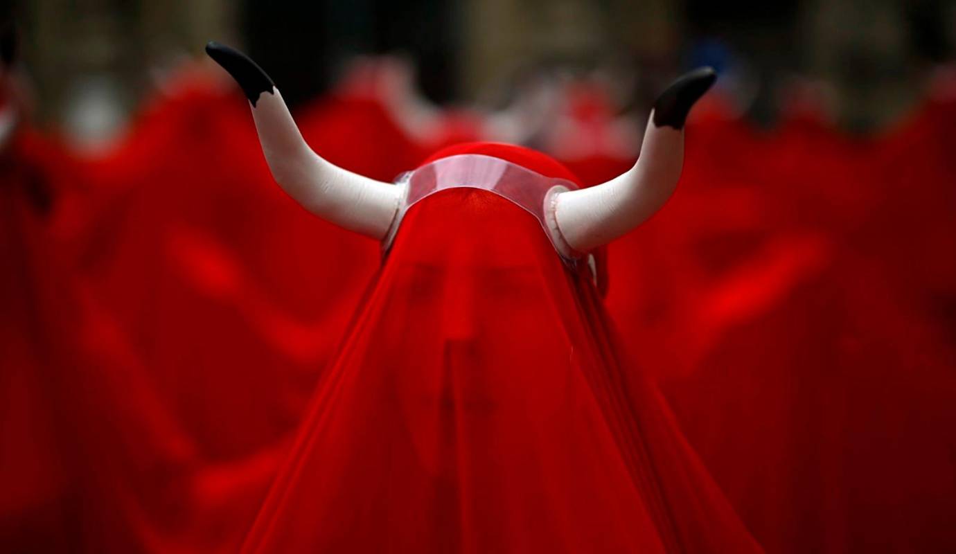 Miembros de Peta y AnimaNaturalis, vestidos con túnicas rojas y cuernos de toro, exigieron el fin de las corridas de toros durante estas fiestas. Foto : Getty. Foto : Getty