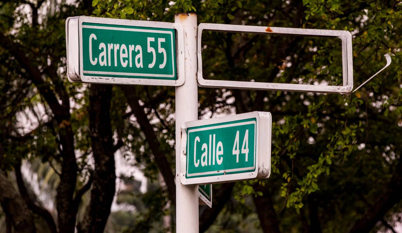 En un recorrido realizado por EL COLOMBIANO, se encontraron 15 señalizaciones de distintos tipos en mal estado y que ya no cumplen con su función de informar sobre situaciones de movilidad. Foto: Jaime Pérez