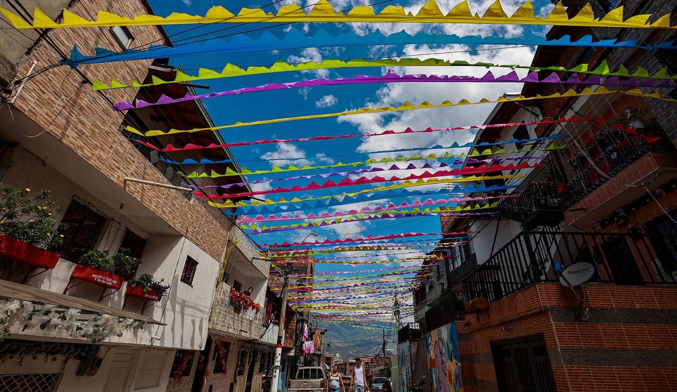 En los rincones más auténticos del Valle de Aburrá, una tradición navideña resiste el paso del tiempo: las cadenetas. Estos coloridos adornos, hechos a mano y colgados de una casa a otra, fueron durante décadas el símbolo de la Navidad en Medellín y otros municipios antioqueños. Foto Manuel Saldarriaga Quintero 
