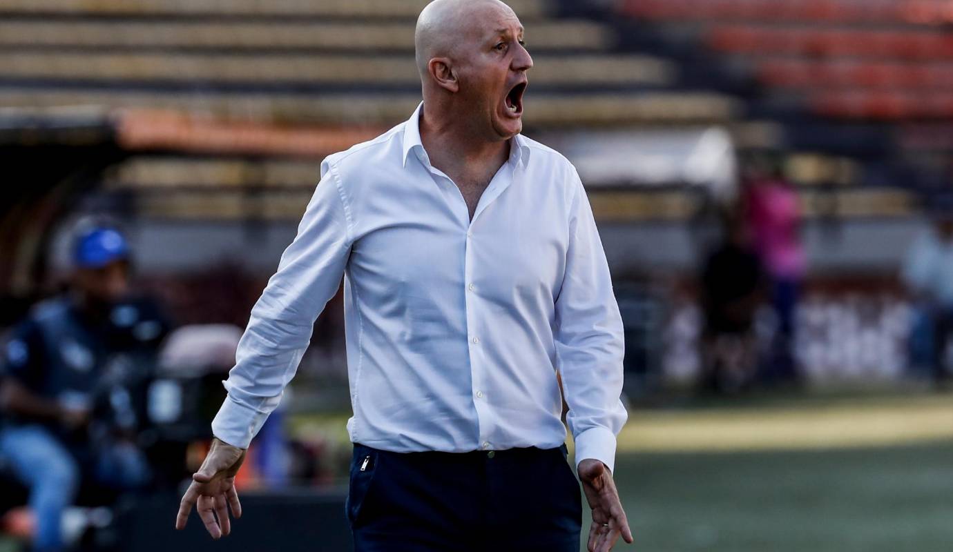 La historia del técnico uruguayo Pablo Repetto en Atlético Nacional dirá que en su primer partido dirigiendo al cuadro verdolaga empató en el estadio Atanasio Girardot. FOTO: Jaime Pérez 