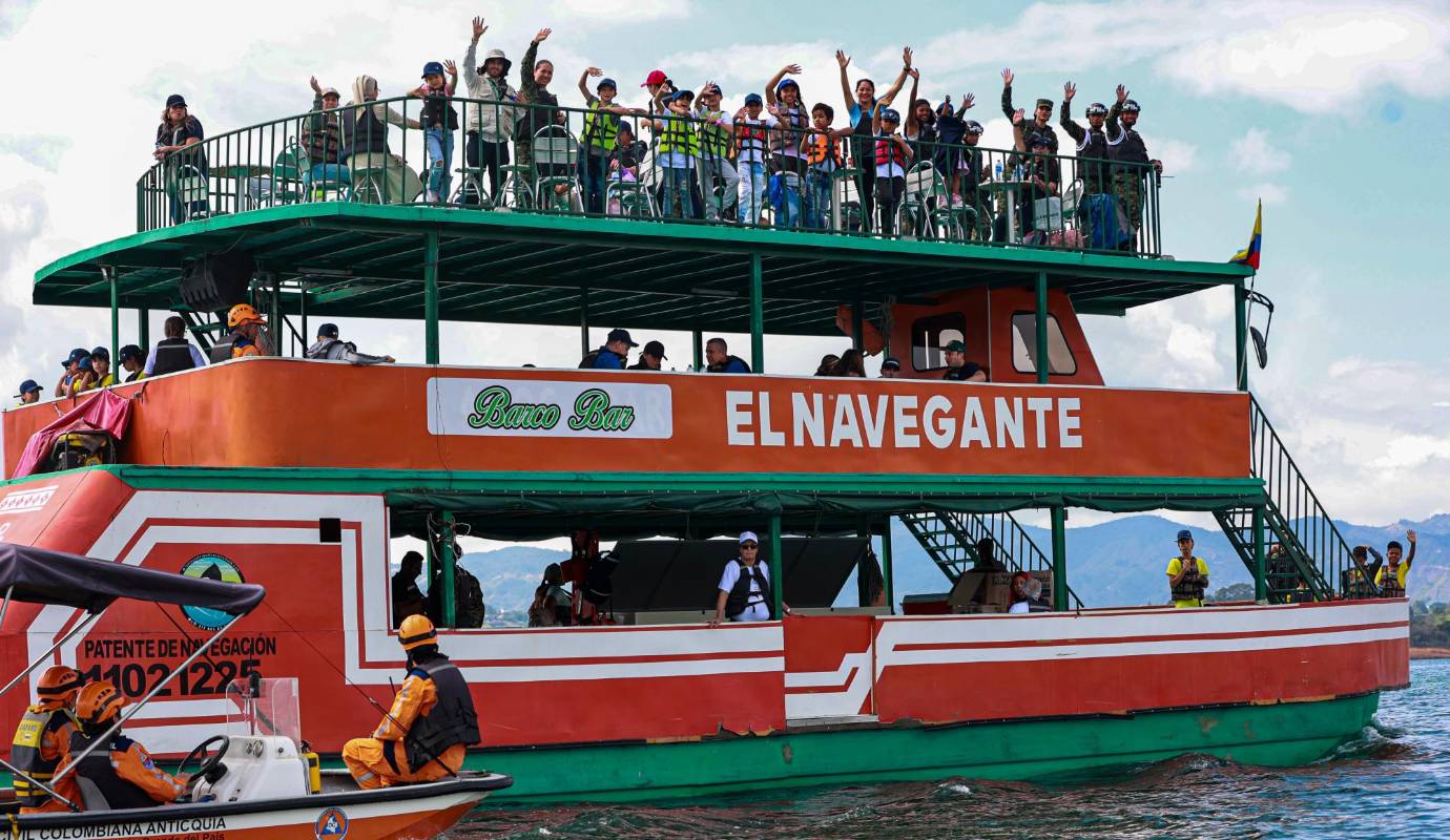 Un barco llamado “El Navegante” los esperaba para seguir la aventura. Subieron con emoción a la cubierta, comieron un refrigerio y, con el estómago lleno y la música decembrina sonando de fondo. Foto: Manuel Saldarriaga Quintero.