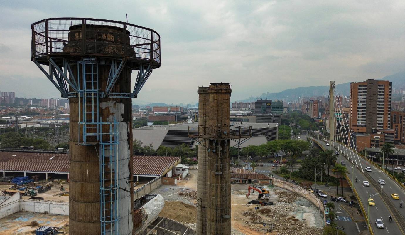 Pero, como el diablo está en los detalles, ya en un tono más realista, Eliana Ospina, directora de Planeación de Envigado, señaló que cuando se hacía referencia a las chimeneas como parte de esa plazoleta propuesta no se hablaba propiamente a conservarlas físicamente sino a “remembrarlas” y hacer una “evocación de las mismas”. Foto: Manuel Saldarriaga Quintero.