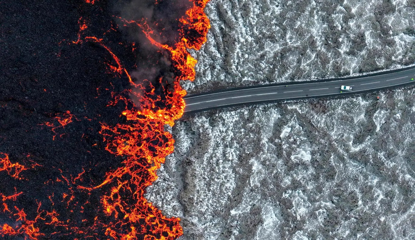 El fotógrafo: Antón Brink / EPA / Islandia, fue el ganador en la categoría: Individual de Naturaleza y Medio Ambiente. La foto muestra la erupción volcánica cerca de Grindavik, Islandia. La lava fluye a través de una carretera cerca de Grindavik en la península de Reykjanes, el 21 de noviembre de 2024