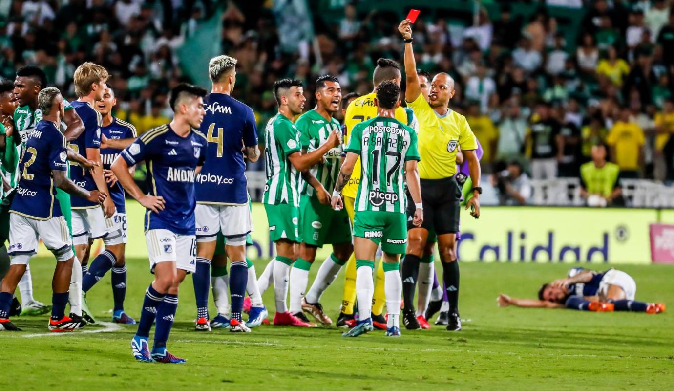 A pocos minutos del final, el árbitro Nolberto Ararat expulsó a los dos arqueros, Álvaro Montero y Santiago Rojas. FOTO: Jaime Pérez