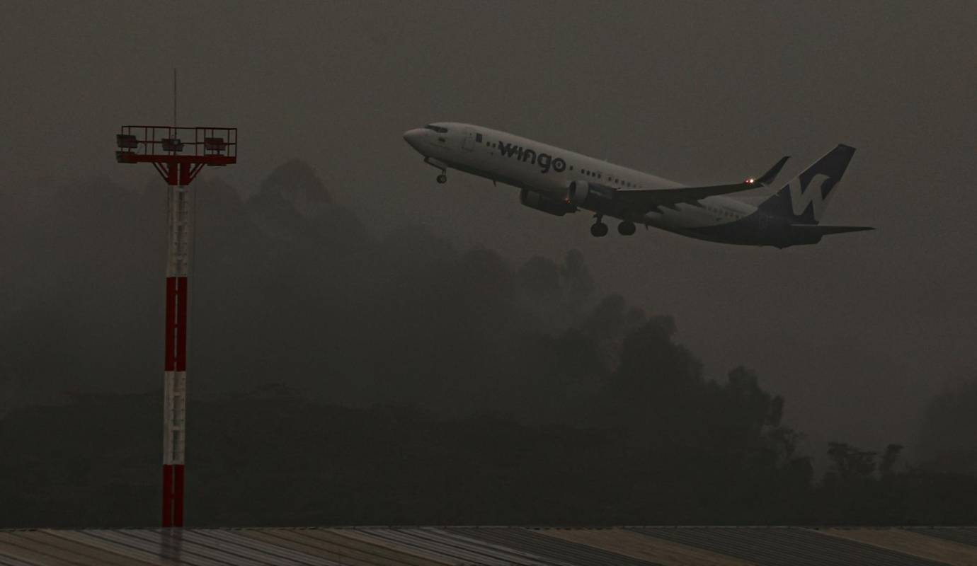 El fenómeno que ocurre por una sumatoria de factores que incluyen la altura y características de la cadena montañosa que forman el Valle de San Nicolás, la latitud a la que se ubica el aeropuerto, la propia ubicación de la pista y el comportamiento del clima que facilita la formación de esa llamada niebla del valle que se agarra del suelo y puede tardar días en levantar. Foto: Manuel Saldarriaga Quintero.