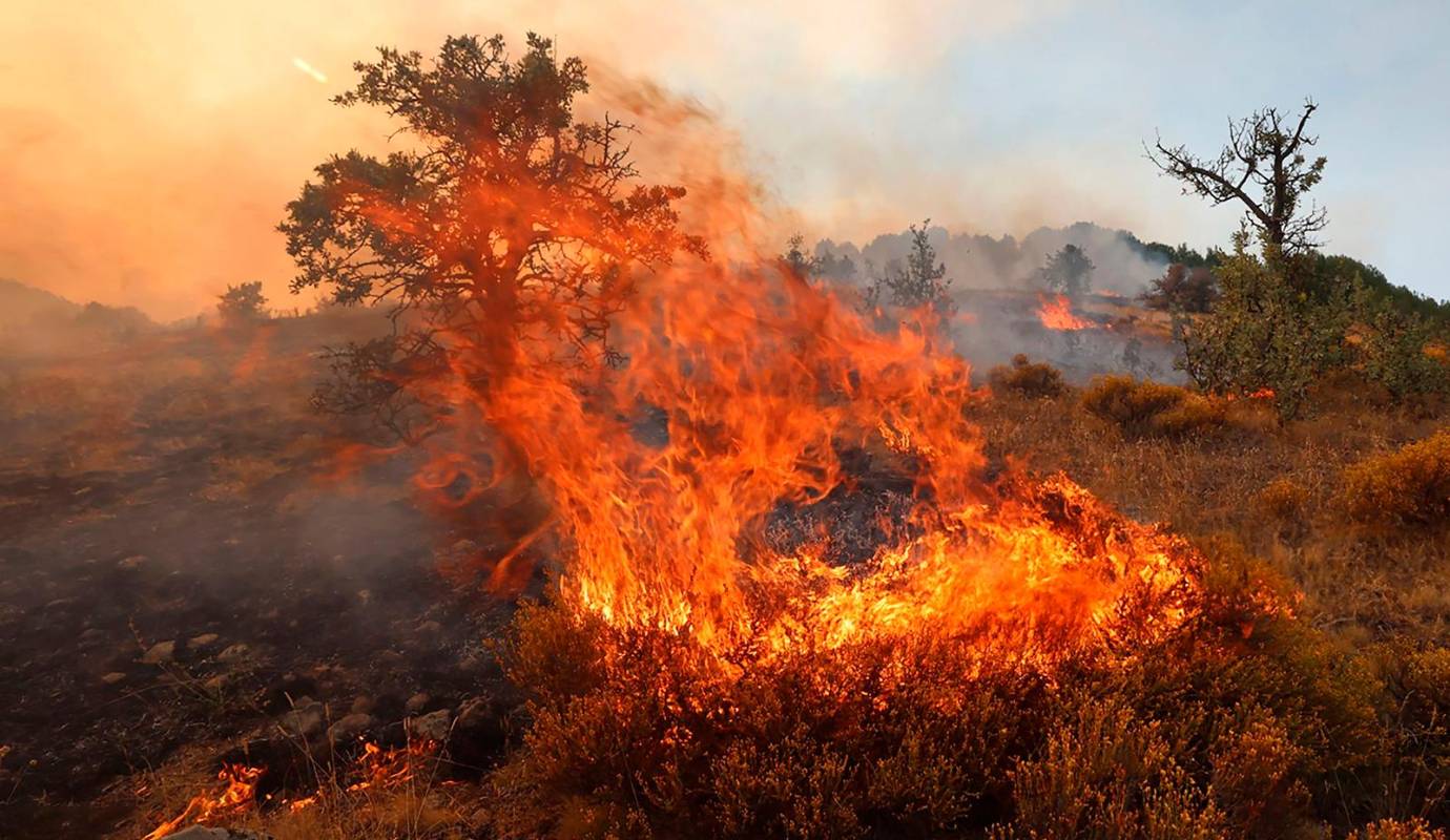 Las autoridades trabajan incansablemente, pero el terreno difícil y las altas temperaturas han complicando la extinción de las llamas. Foto GETTY