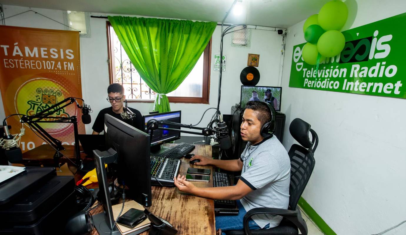 La emisora es otro de los medios de comunicación con los que ha incursionado exitosamente el canal convirtiéndolo en un sistema de medios. FOTO: Jaime Pérez