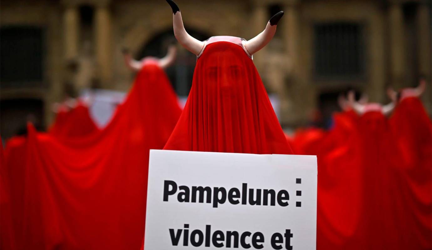 Miembros de Peta y AnimaNaturalis, vestidos con túnicas rojas y cuernos de toro, exigieron el fin de las corridas de toros durante estas fiestas. Foto : Getty