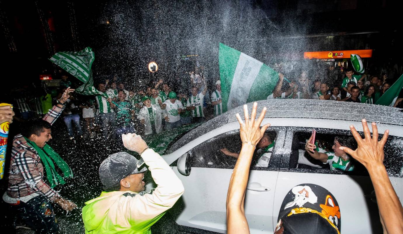 Las calles de Medellín se llenaron de seguidores de Nacional para celebrar una nueva estrella para el Rey de Copas. FOTO: Jaime Pérez