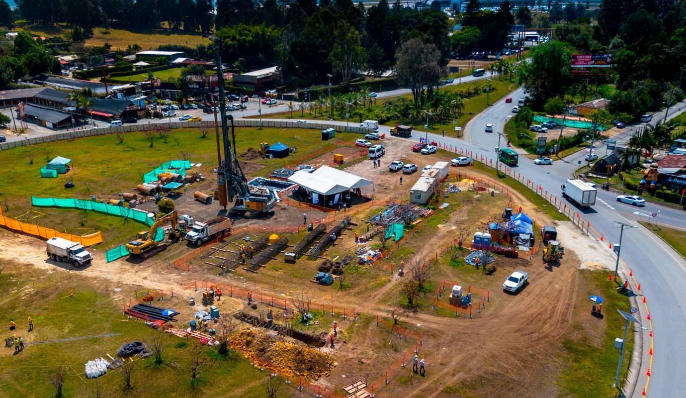 El intercambio vial incluirá un puente de doble calzada que conectará la vía que sale del túnel de Oriente con la glorieta interna del aeropuerto y a nivel se hará también una doble calzada para los que vayan desde Guarne hacia Llanogrande. Foto: Camilo Suárez Echeverry