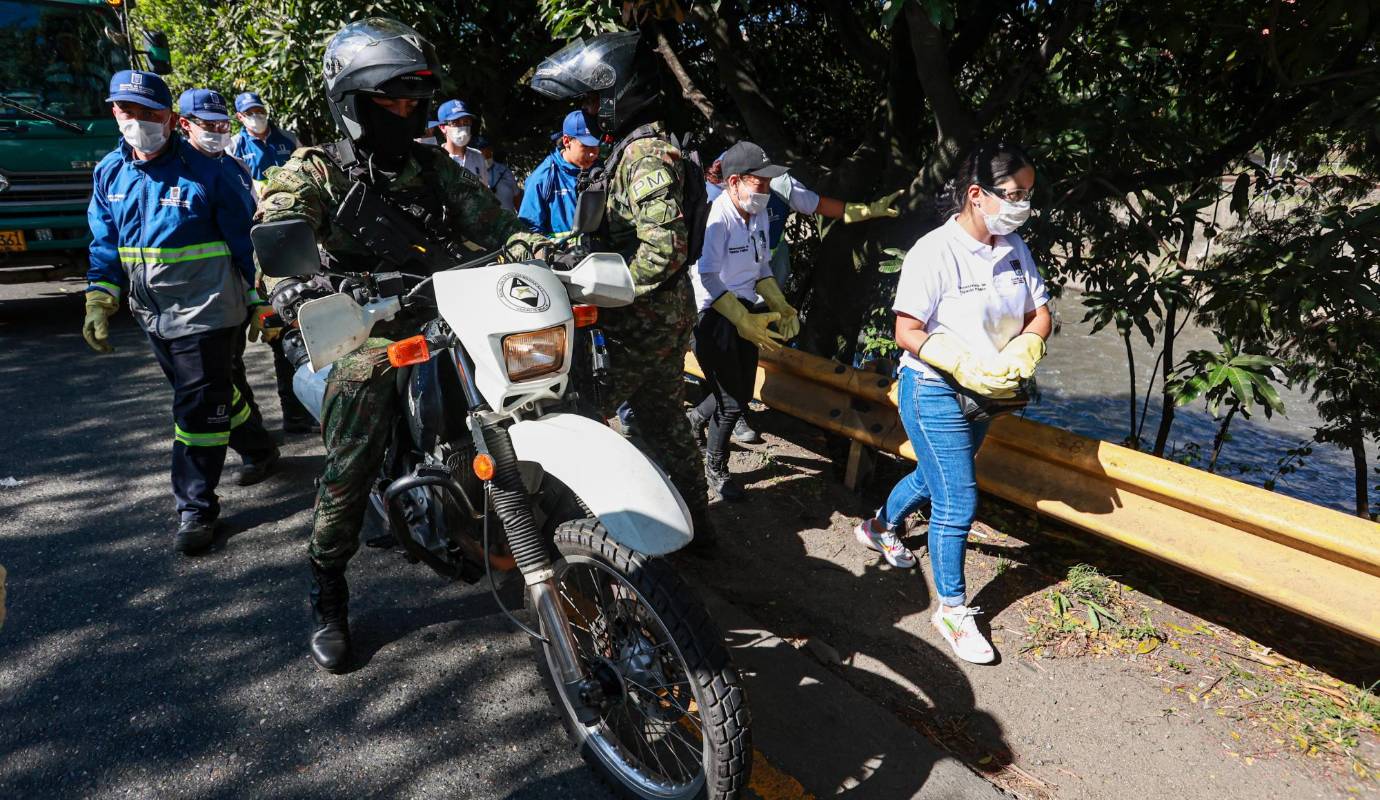 Este operativo hace parte de las labores de recuperación del espacio público llevadas a cabo por el Distrito, sobre todo en algunas de las zonas más comprometidas como es el afluente que atraviesa la ciudad. Foto: Manuel Saldarriaga Quintero.