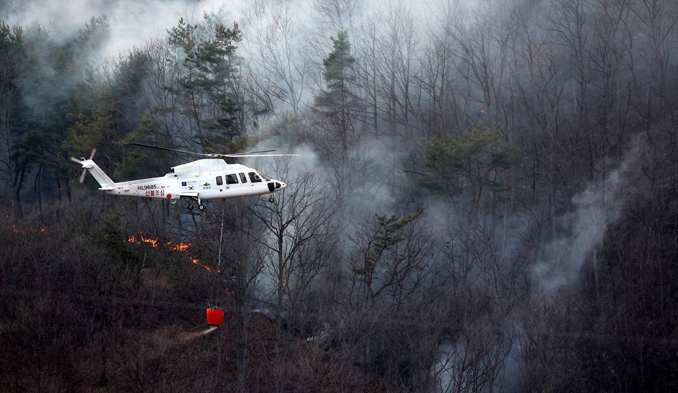 La magnitud del incendio ha movilizado a miles de bomberos y personal de emergencia, quienes luchan incansablemente para controlar las llamas y proteger a las comunidades afectadas. Foto: HINHUA