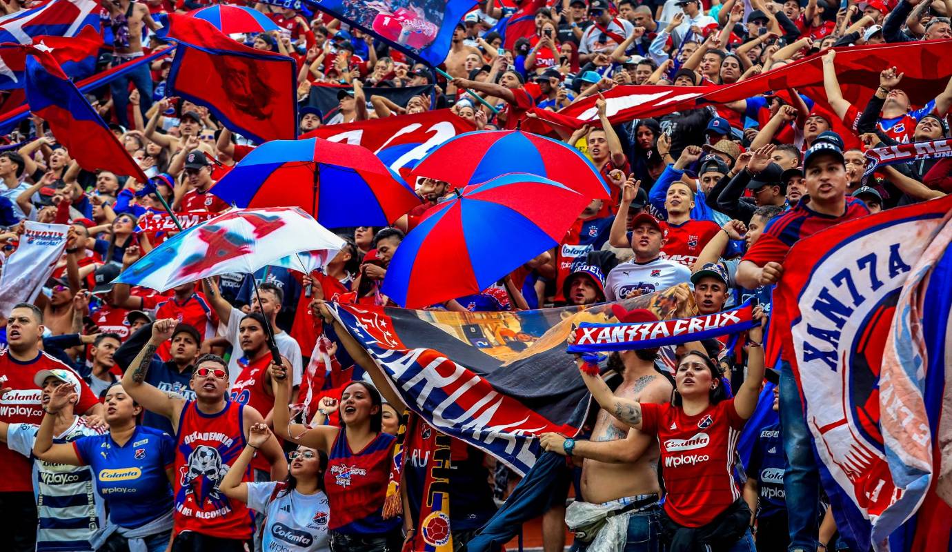 La hinchada en las tribunas del Polideportivo Sur también influyó en la efervescencia del ambiente, pues reclamaban cualquier decisión que tomara el central bogotano Andrés Rojas, quien durante los 90 minutos del juego expulsó a tres futbolistas (dos del Medellín y uno de Envigado) y sacó 10 tarjetas amarillas. Foto: Jaime Pérez