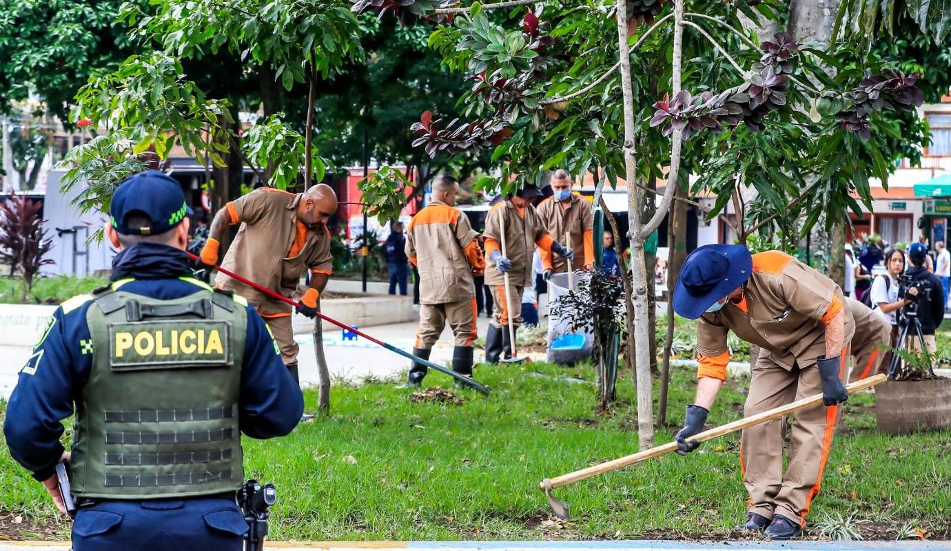 En un hecho inédito para el municipio de Itagüí, un grupo de 13 reclusos de la cárcel La Paz se han convertido en agentes de cambio, trabajando en el embellecimiento de los espacios públicos de la ciudad. Foto: Jaime Pérez