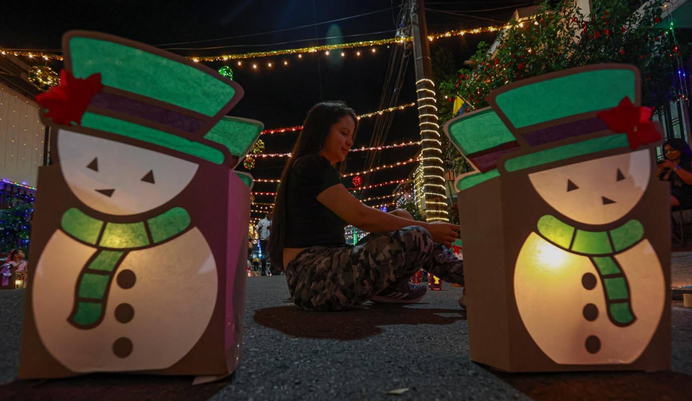 Desde tempranas horas de la tarde, familias enteras se reunieron para adornar sus casas con faroles, velas y otros elementos decorativos. Foto: Manuel Saldarriaga Quintero.