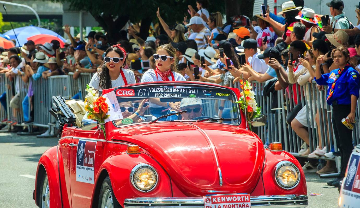 El Desfile de Autos Clásicos y Antiguos es un museo itinerante que recorre las calles de la ciudad durante la Feria de las Flores. Foto: Camilo Suárez