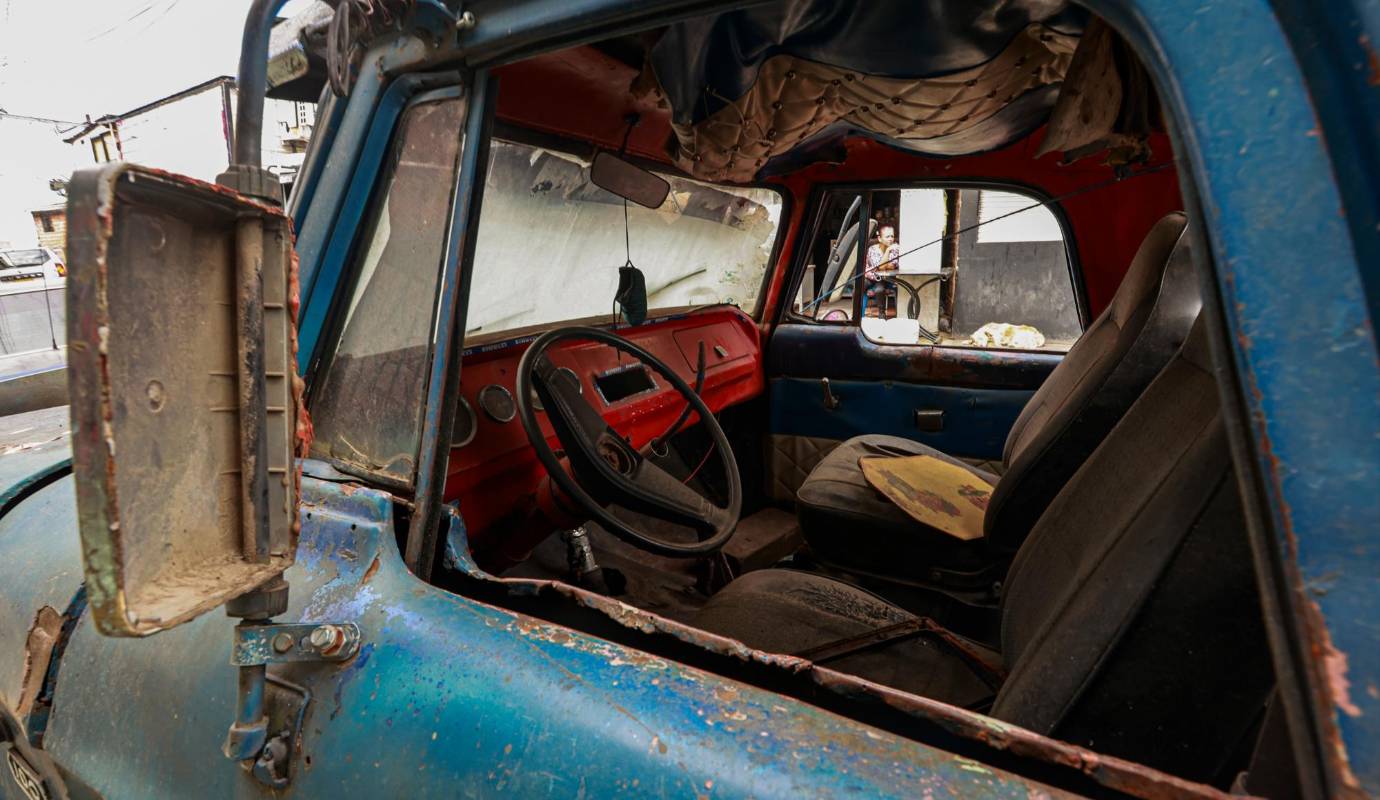 Barrio Carpinelo. Además de obstruir el tráfico y ser un problema estético para Medellín, estos carros son focos de contaminación. Foto: Manuel Saldarriaga Quintero.