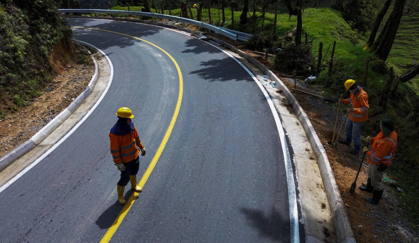 Desde los procesos de Justicia y Paz que comenzaron hace cerca de dos décadas quedó establecido, por elección de la propia comunidad, que la pavimentación total de la vía era una obligación por parte del Estado como reparación colectiva para los habitantes de ambos municipios. Foto: Manuel Saldarriaga Quintero.