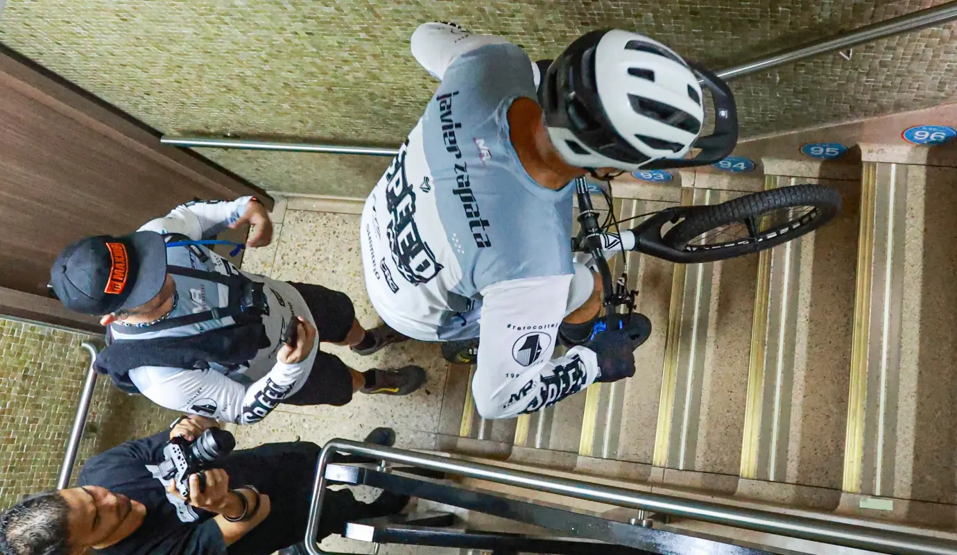 A sus 52 años, lejos de retirarse, Javier Zapata continúa escribiendo capítulos inspiradores en su carrera, desafiando el tiempo, las alturas y cualquier obstáculo que se interponga en su camino. Foto: Manuel Saldarriaga Quintero.