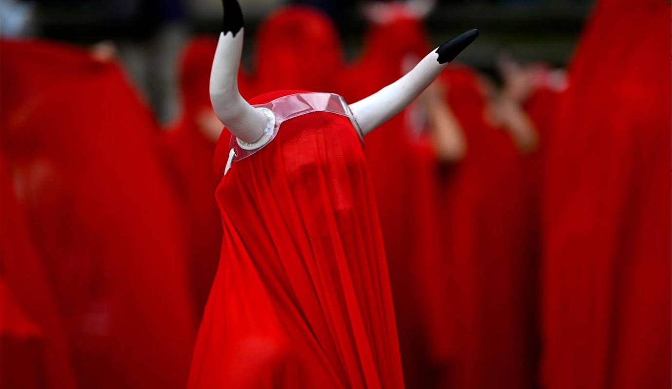 “San Fermín sin crueldad” y “Pamplona es antitaurina”. Estas son algunas de las consignas de los miembros de los colectivos ecologistas. Foto : Getty