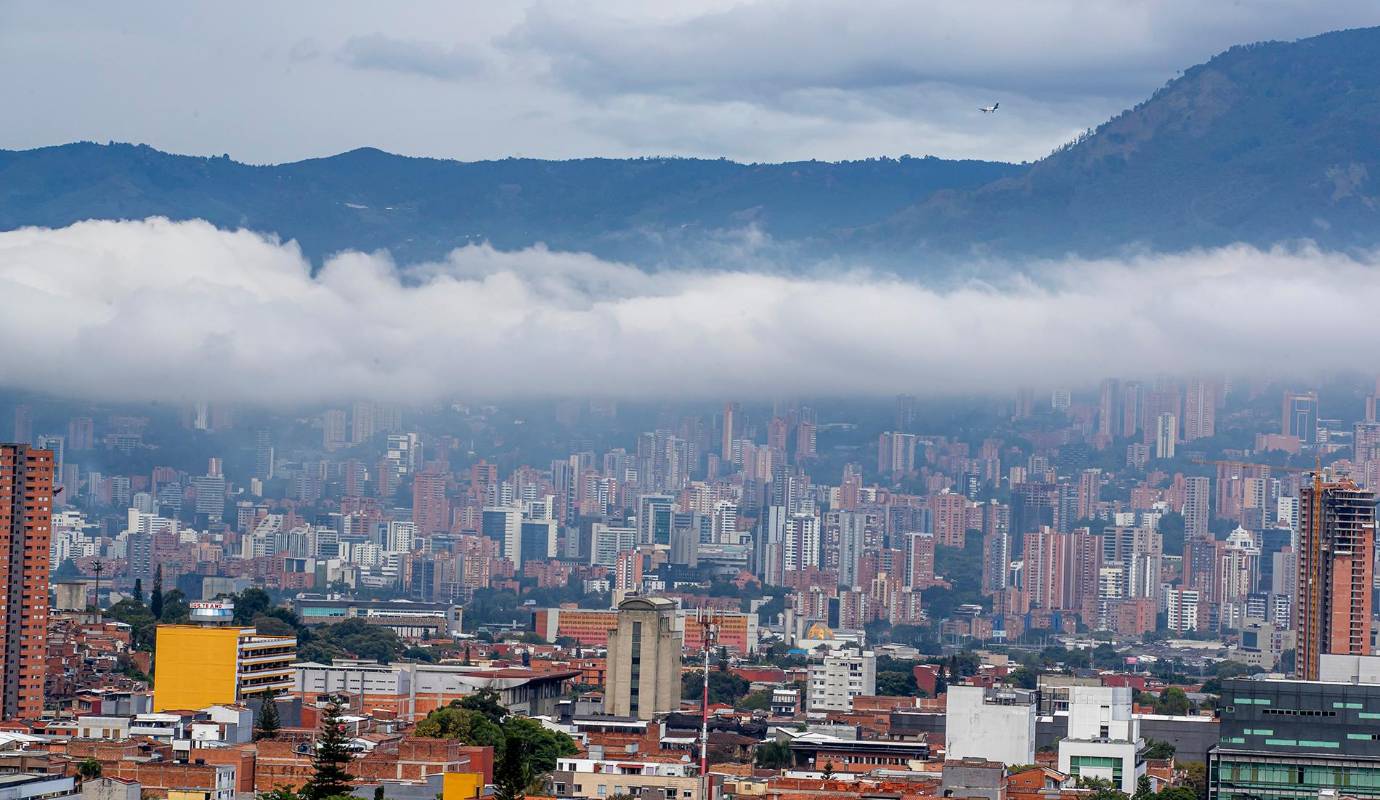Las condiciones climáticas del Aburrá, especialmente en las primeras horas de la mañana o al caer la tarde, hacen que las nubes bajen lo suficiente para rozar los techos y fachadas de los edificios. Foto: Juan Antonio Sánchez