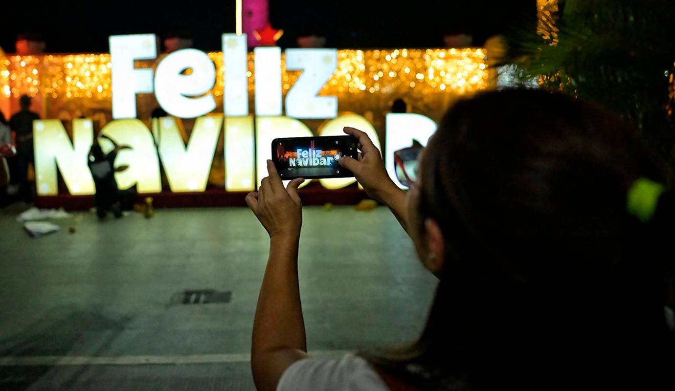 Apenas inicia el mes de octubre y ya en Caracas, las plazas y avenidas lucen adornadas con figuras y luces navideñas Foto: AFP